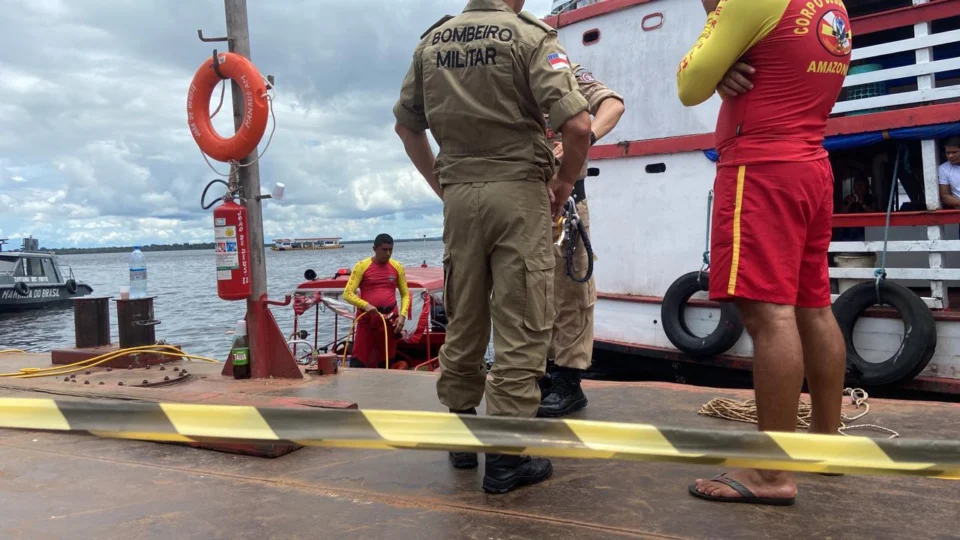 Pedreiro desaparece após pular de barco e cair em rio no Educandos, Zona Sul de Manaus 