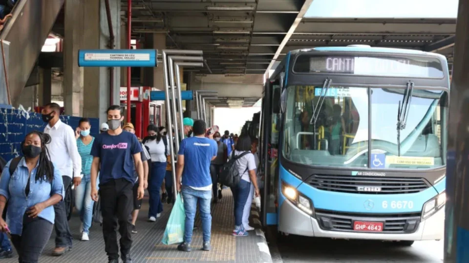 São Paulo volta a recomendar uso de máscaras em locais fechados