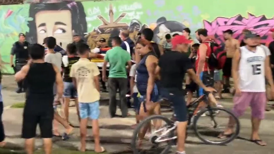 Jovem é atingido por bala perdida enquanto jogava basquete na Zona Leste de Manaus