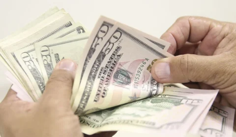 Dólar cai pela terceira sessão consecutiva e fecha a R$ 4,80