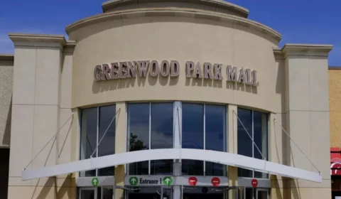 Jovem de 22 anos mata 4 pessoas com fuzil em shopping em Indiana, nos EUA