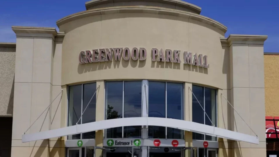 Jovem de 22 anos mata 4 pessoas com fuzil em shopping em Indiana, nos EUA