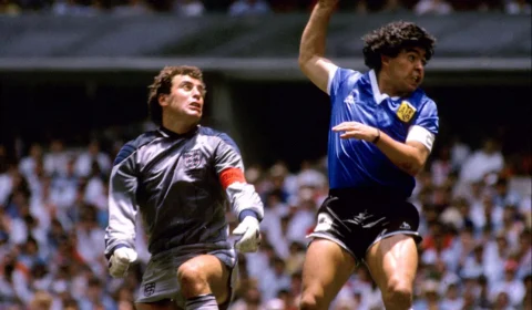 Camisa emblemática de Maradona usada na vitória de 2 a 1 sobre Inglaterra na Copa de 1986 será leiloada