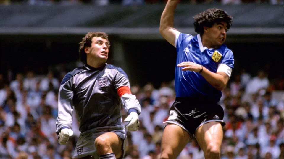Camisa emblemática de Maradona usada na vitória de 2 a 1 sobre Inglaterra na Copa de 1986 será leiloada