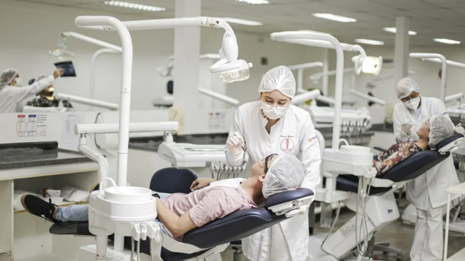 Clínica-escola está com vagas abertas para atendimento odontológico em Manaus