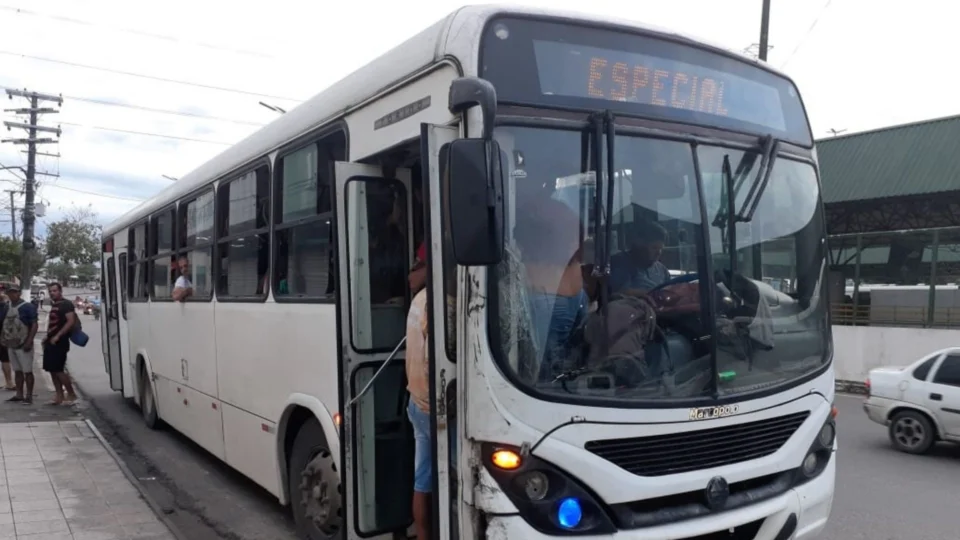 IMMU apreende ônibus clandestino que realizava transporte irregular de passageiros em Manaus