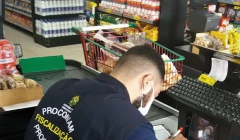 Procon-AM apreende uma tonelada de alimentos inadequados para consumo em supermercado de Manaus