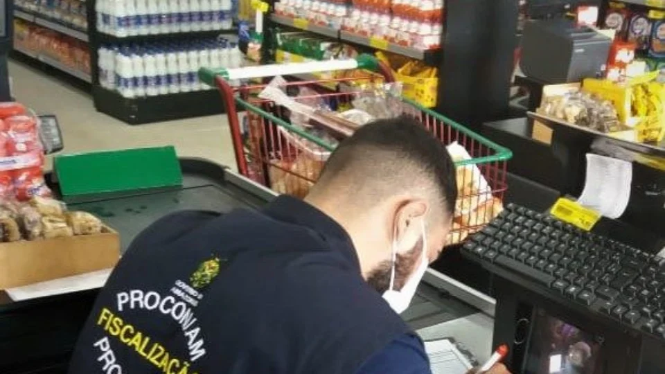 Procon-AM apreende uma tonelada de alimentos inadequados para consumo em supermercado de Manaus
