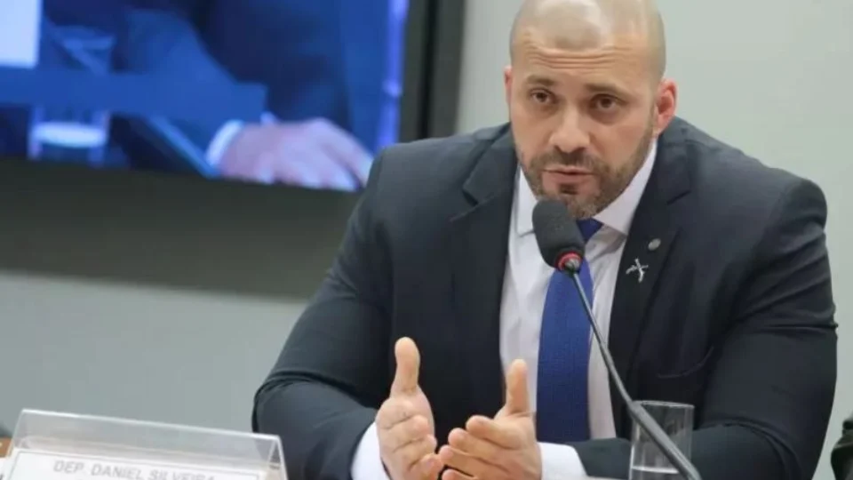 Daniel Silveira se recusa usar tornozeleira e permanece no prédio da Câmara para não ser preso