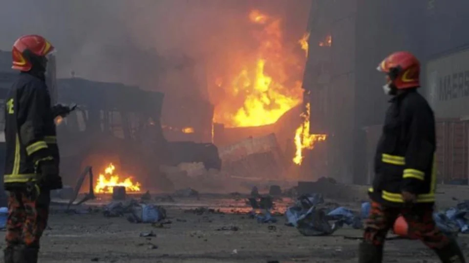 Incêndio em depósito de contêineres deixa mais de 30 mortos e vários feridos em Bangladesh