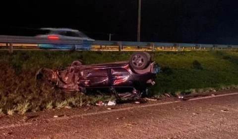 Mulher sobrevive a capotamento, e ao sair de carro, morre atropelada, em Porto Alegre
