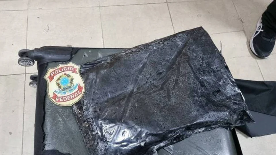 Colombiano que viajava em lua de mel é preso com drogas em aeroporto de Recife