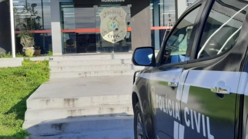Homem é encontrado morto com sinais de estrangulamento e perfurações no pescoço, em Manaus