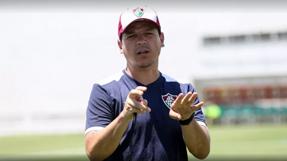 Com saída de Abel Braga, Fernando Diniz deve assinar contrato para assumir comando do Fluminense
