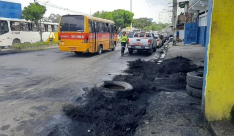 Vídeo: moradores da Comunidade da Sharp protestam por melhores condições de moradia, em Manaus