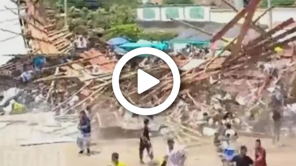 VÍDEO: veja o momento em que arquibancada desaba deixando cinco mortos em tourada na Colômbia