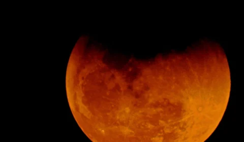 ‘Lua de sangue’ poderá ser vista às 23h27 neste domingo no Brasil