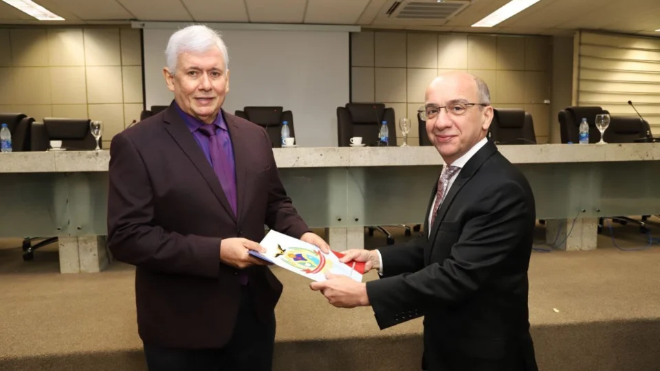 TCE entrega à Justiça Eleitoral lista com nomes de gestores que tiveram contas reprovadas nos últimos oito anos no AM