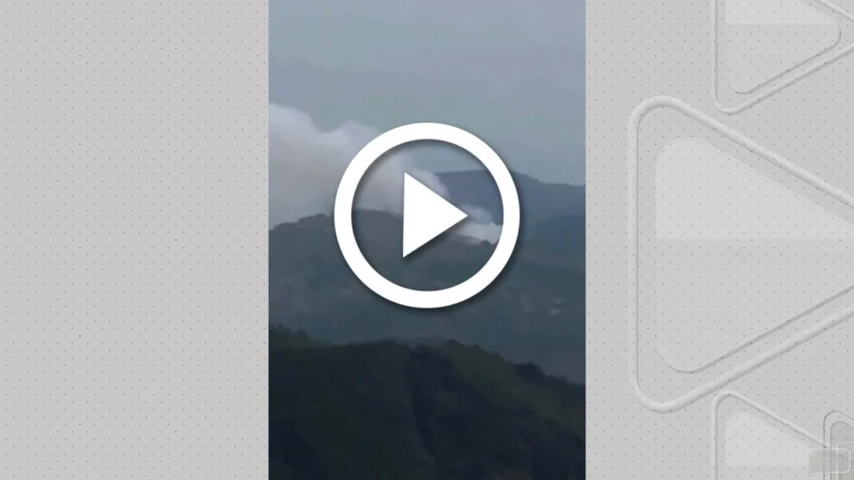 VÍDEO: avião cai com 132 pessoas a bordo em região montanhosa na China