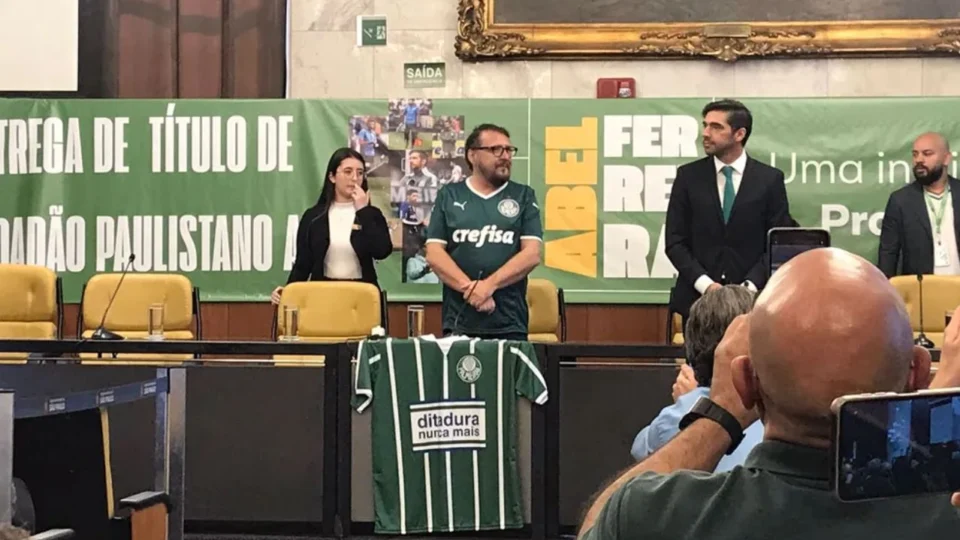 Técnico português Abel Ferreira recebe título de cidadão paulistano