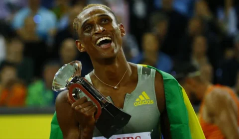 Alison dos Santos recebe prêmio de melhor atleta de 2022 da CBAt