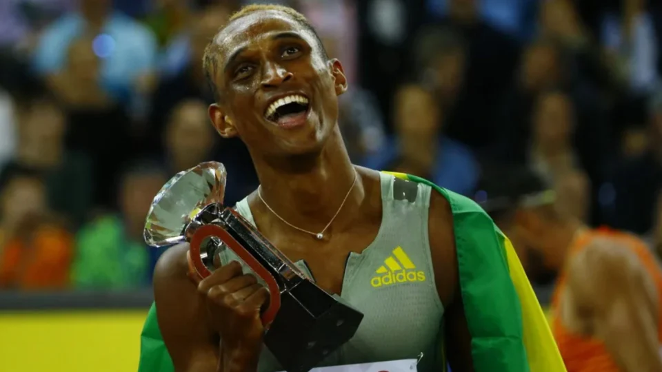 Alison dos Santos recebe prêmio de melhor atleta de 2022 da CBAt