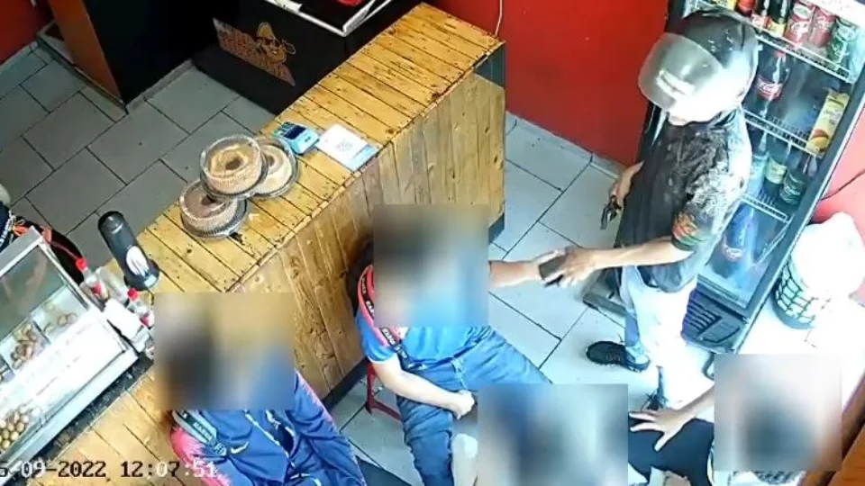 VÍDEO: imagens flagram estudantes sendo assaltados em lanchonete na Zona Sul de Manaus