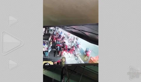 VÍDEO: mulher perde controle de carro e atropela torcedores do Flamengo em bar no interior do AM