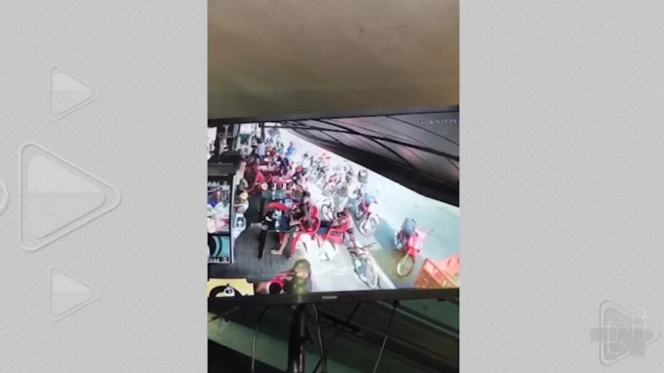 VÍDEO: mulher perde controle de carro e atropela torcedores do Flamengo em bar no interior do AM