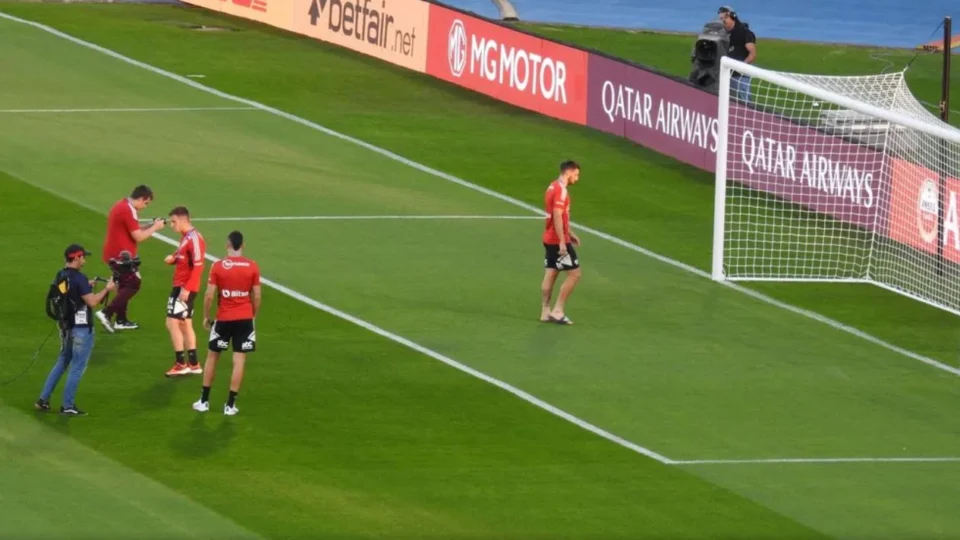 Jogadores do São Paulo visitam Estádio Mario Kempes em Córdoba onde encaram Del Valle neste sábado