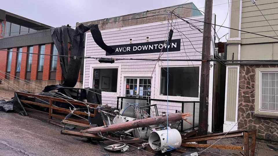 Furacão Fiona deixa mais de 500 mil casas sem energia no Canadá; veja vídeo