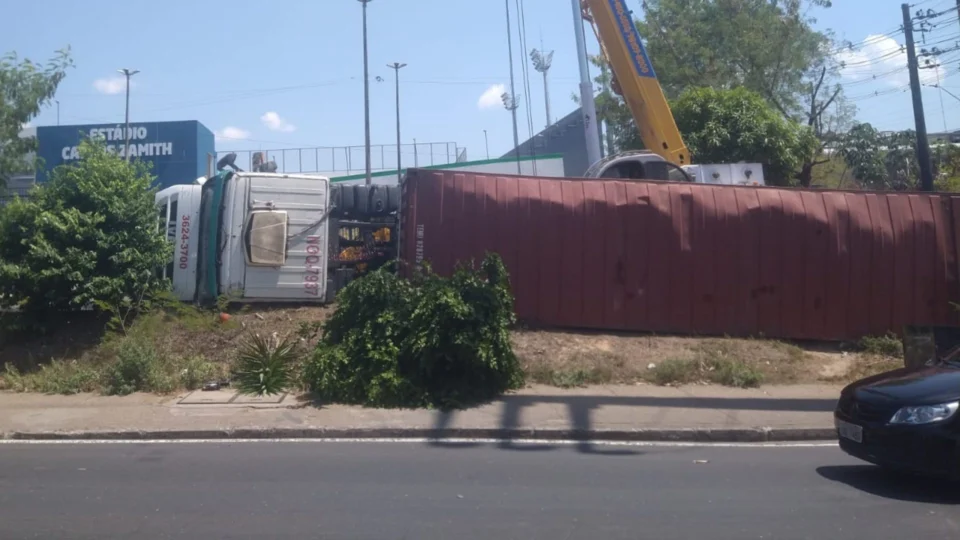 Carreta tomba próximo ao Estádio Carlos Zamith, Zona Leste de Manaus