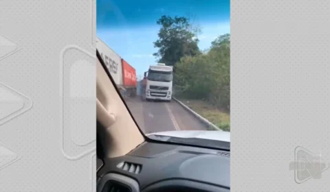 VÍDEO: carro quase é atingido por carreta na contramão na BR-174, que liga Manaus-Boa Vista