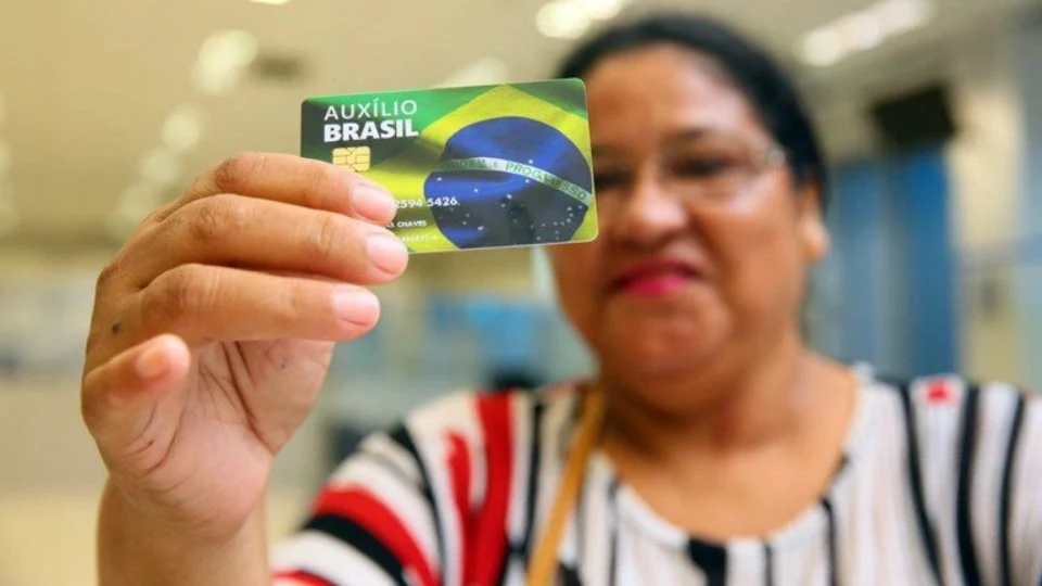Pagamento de Auxílio Brasil a beneficiários com NIS final 8 é realizado nesta terça-feira