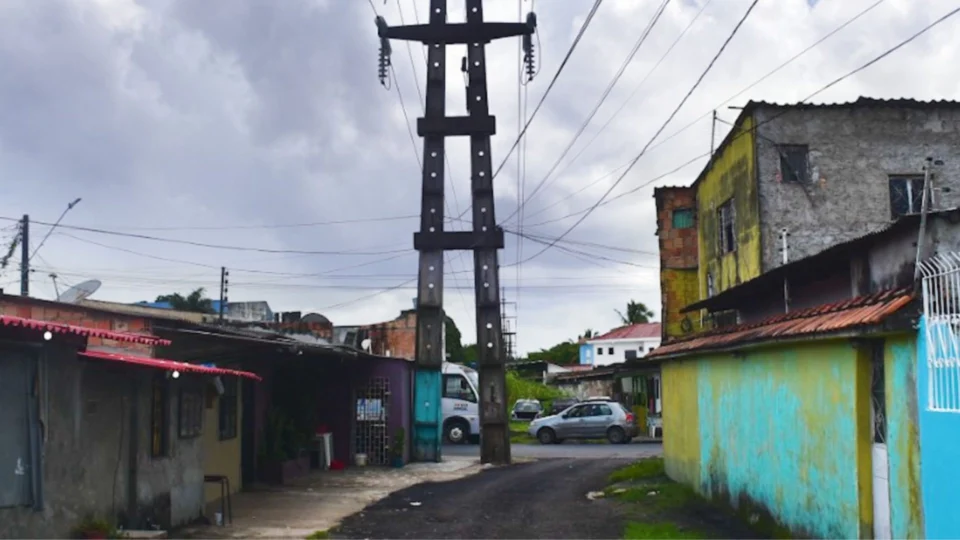 Ação Civil Pública pede retirada de linhas de alta tensão de áreas habitadas, em Manaus