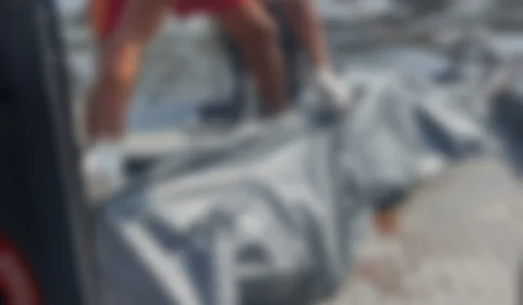 Bombeiros resgatam corpo no rio Negro, próximo a ponte do Educandos, em Manaus