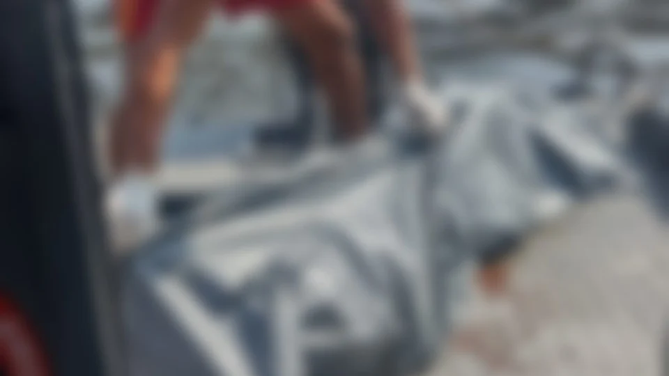 Bombeiros resgatam corpo no rio Negro, próximo a ponte do Educandos, em Manaus