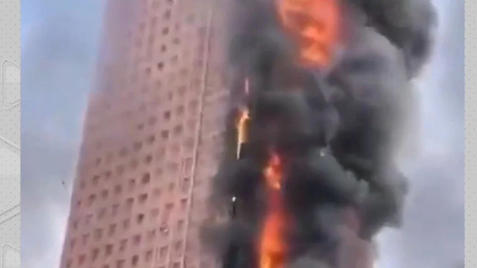 VÍDEO: prédio de 42 andares pega fogo na China