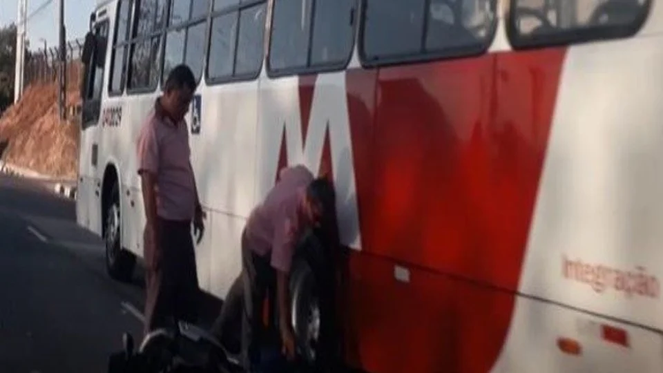 Motocicleta para debaixo de ônibus após acidente na Avenida das Torres, em Manaus