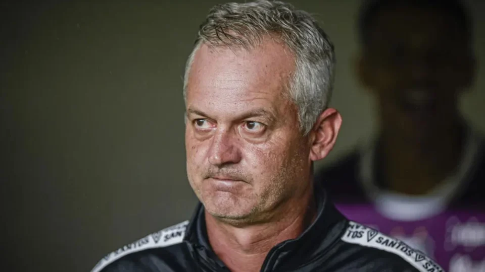 Técnico Lisca é demitido após oito jogos no comando do Santos