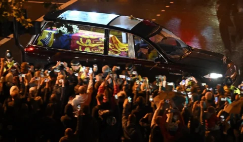 Caixão da rainha Elizabeth chega em Londres e ruas ficam tomadas por súditos