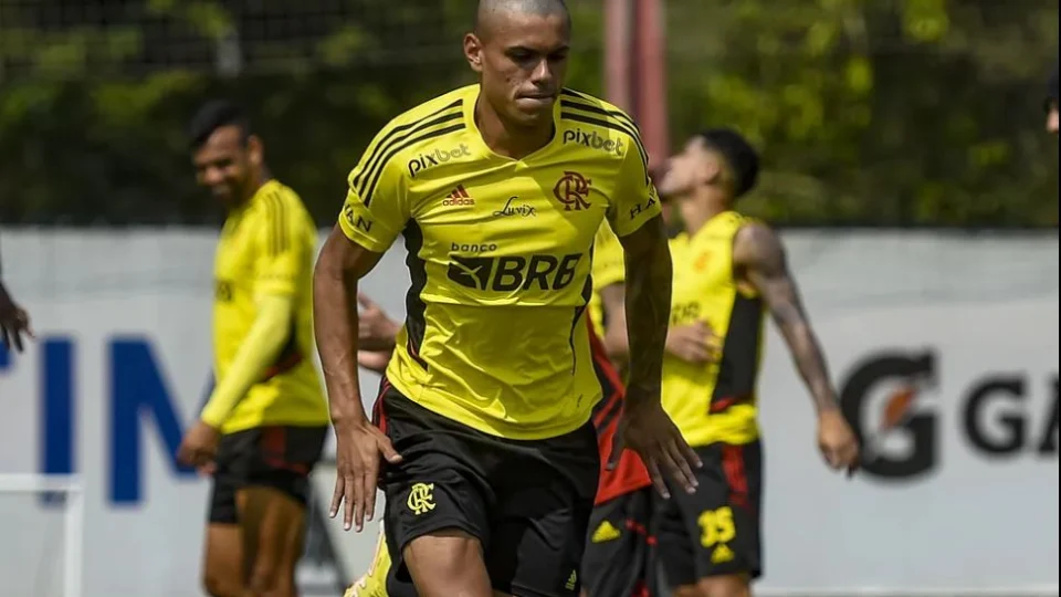 Com 10 desfalques, Dorival Júnior escala Mateusão como titular no Flamengo diante do Fortaleza pelo Brasileirão