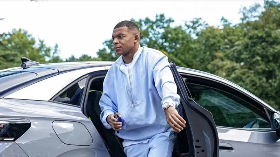 Atacante Mbappé recusa participar de sessão de fotos da seleção francesa programada para esta terça