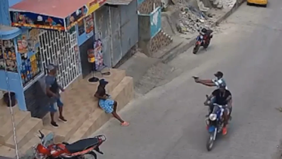 VÍDEO: homem é morto enquanto fazia ‘dancinha’ em frente de estabelecimento, no Equador