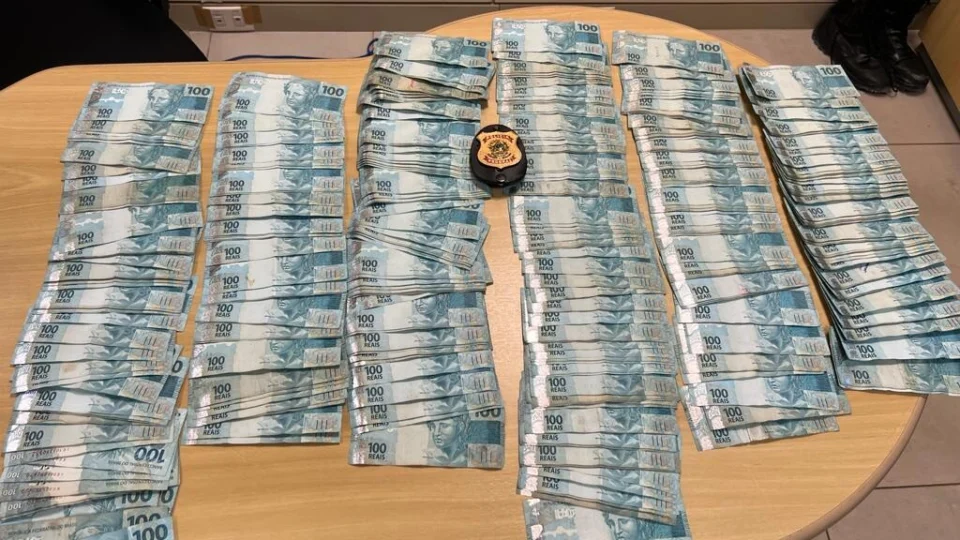 Irmã de candidata é abordada com R$ 61 mil no Aeroclube do Amazonas, em Manaus; veja fotos