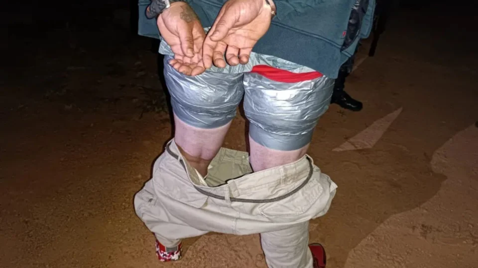 Homem é preso em flagrante com 2,7 kg de drogas enroladas no corpo, em Rondônia
