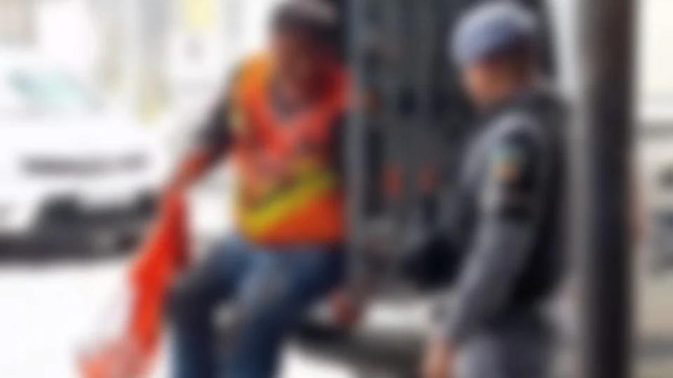 Mototaxista é preso após ser espancado por populares como suspeito de abusar sexualmente de adolescente, em Manaus