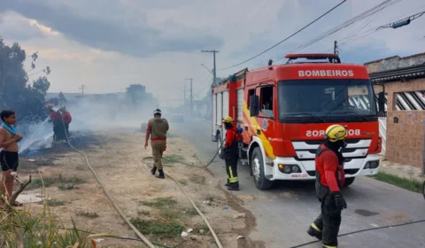 Incêndio de grandes proporções atinge área residencial na Zona Leste de Manaus