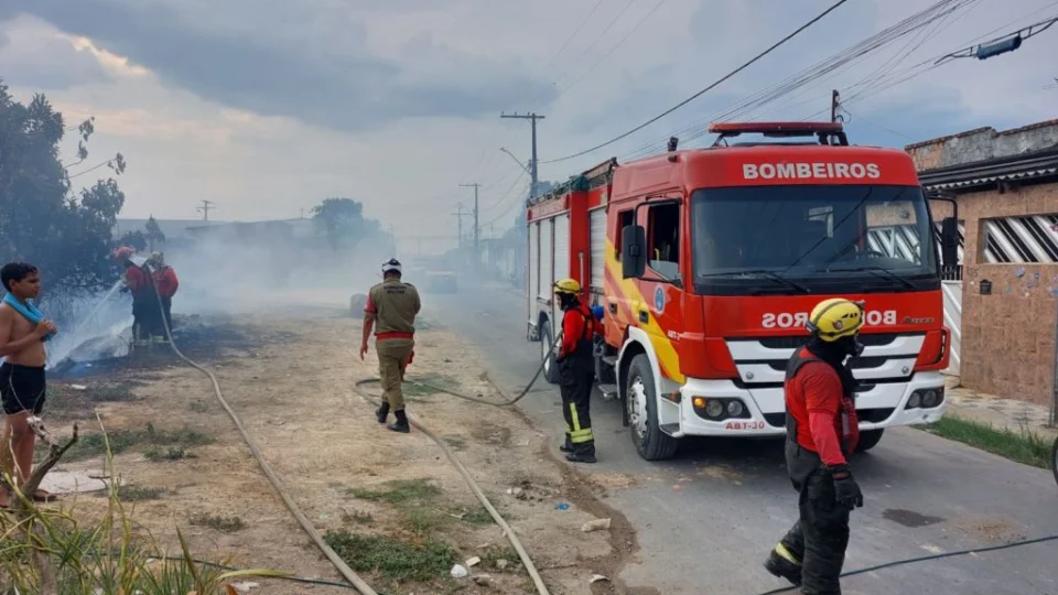 Incêndio de grandes proporções atinge área residencial na Zona Leste de Manaus