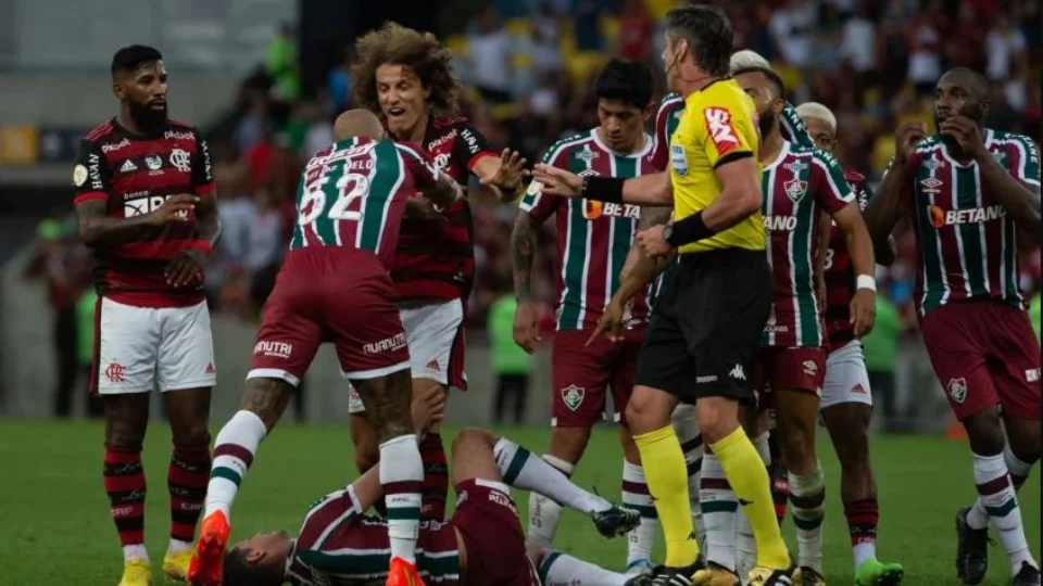Árbitro do Fla-Flu Raphael Claus detalha cinco expulsões e credita errado gol marcado por Nathan para Fluminense